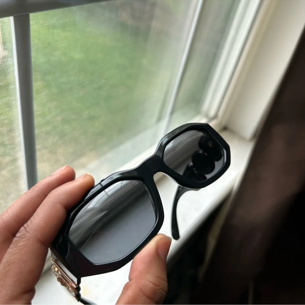 ✨VERSACE SUNGLASSES✨ - Picture 7 of 9
